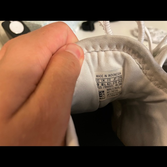 Adidas white shoes 9.5 - Picture 2 of 2